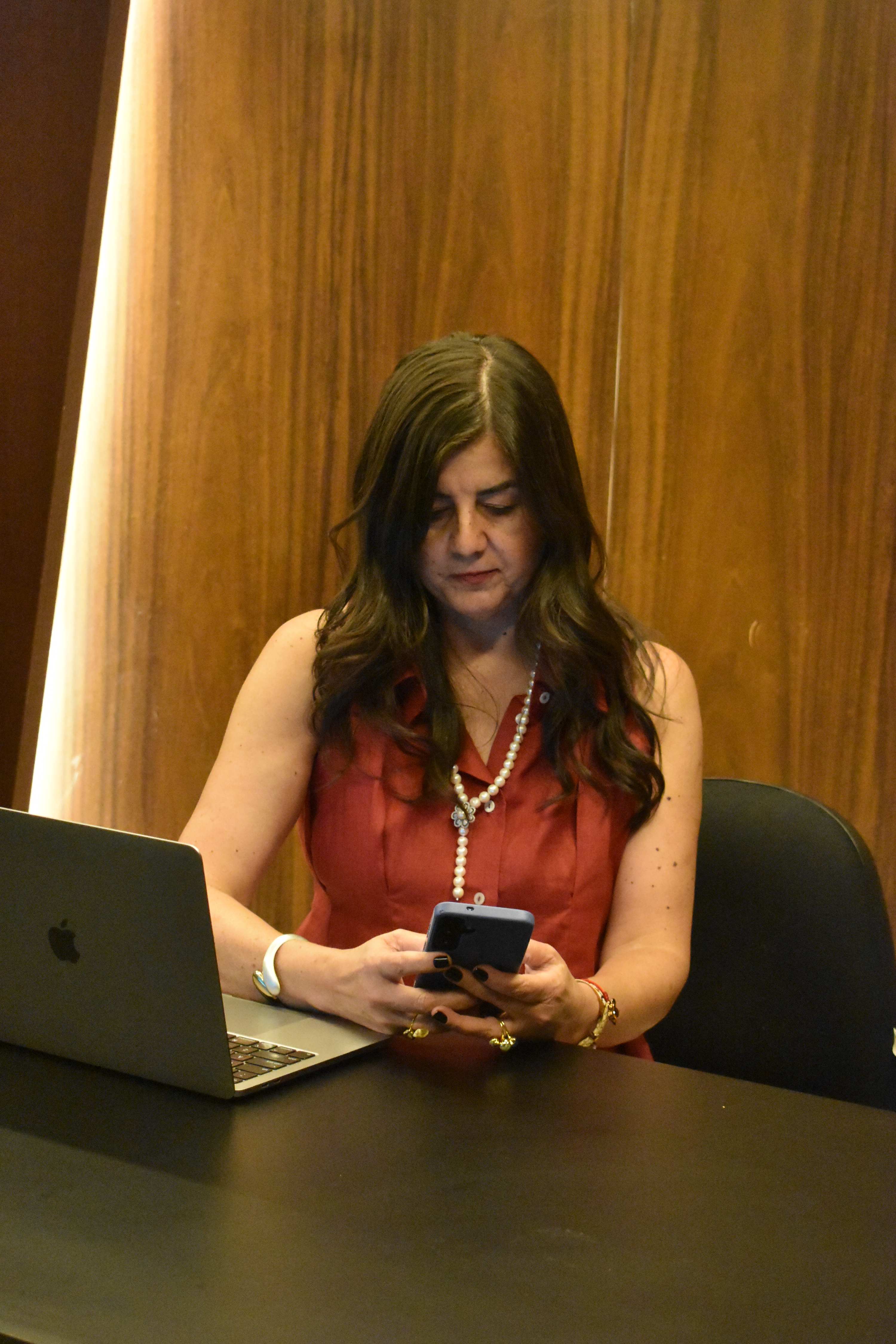 Sandra Raphael em seu ambiente de trabalho
