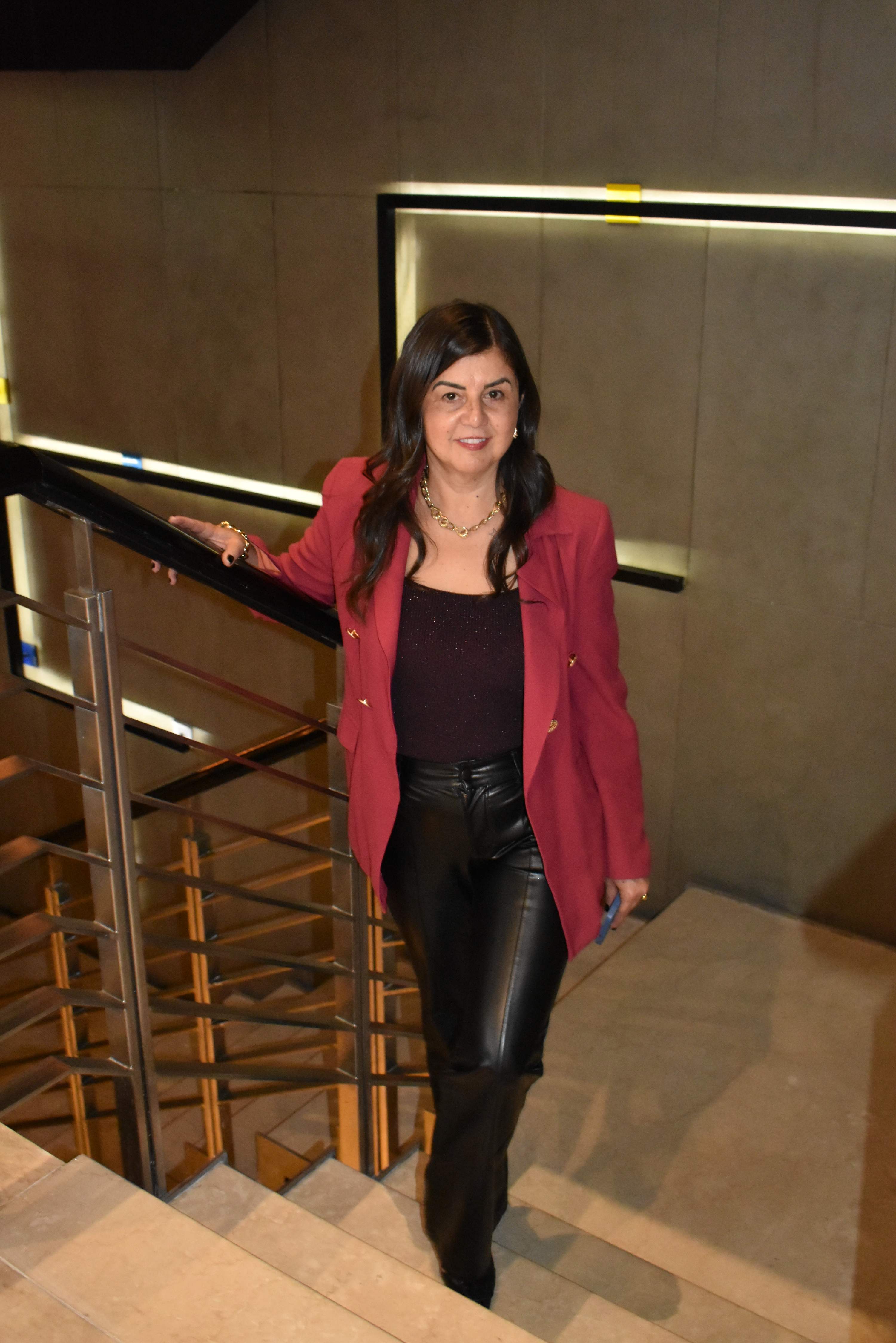 Sandra Raphael em ambiente corporativo